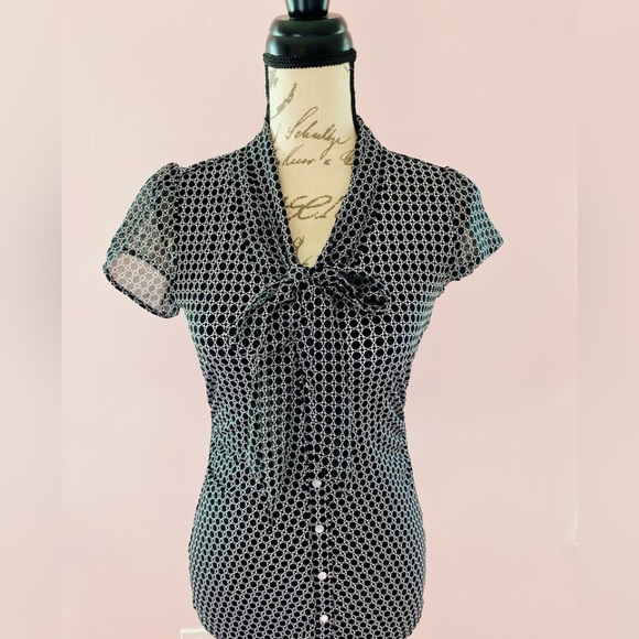 White House Black Market Tops - Elegant Black and White Women's WHBM Top Size XS